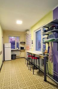基希讷乌Roots Hostel的厨房配有桌椅和冰箱。