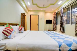 GhansoliOYO Home Bunglow No 78的卧室设有一张白色大床和一扇窗户。