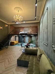 克莱佩达ALL - Amberstone Lux Loft的客厅配有沙发和桌子