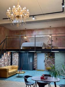 克莱佩达ALL - Amberstone Lux Loft的客厅配有高架床和桌子