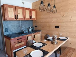 圣米舍德谢洛appartement montagne- le petit Chaillol的厨房配有桌椅和水槽