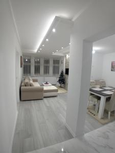帕莱Konak Cicović的白色的客厅配有沙发和桌子