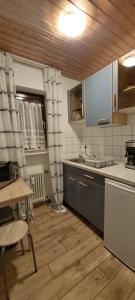 巴特武尔察赫FeWo1&Dreibettzimmer的厨房配有桌子、水槽和台面