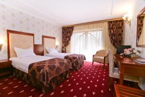 雅西卡斯特餐厅酒店 的酒店客房配有两张床和一张书桌
