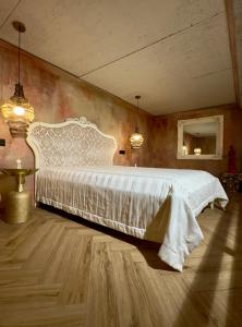 克莱佩达ALL - Amberstone Lux Loft的卧室配有一张白色大床