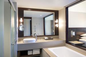 Momi斐济莫米湾万豪度假酒店的一间带水槽和镜子的浴室