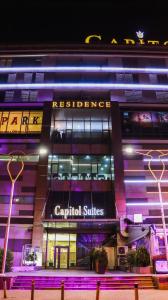 斯科普里Capitоl Suites的建筑的侧面有标志