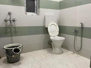 焦尔哈德Assam Villa - by Storyweavers Retreat的一间带卫生间和垃圾桶的浴室