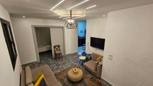 亚历山大Alex Gate apartment - families only的带沙发和电视的客厅
