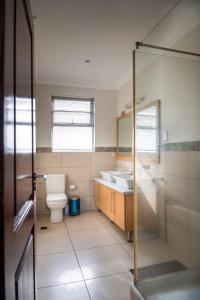 东勒贡Unit 14, Capella Place的浴室配有卫生间、盥洗盆和淋浴。