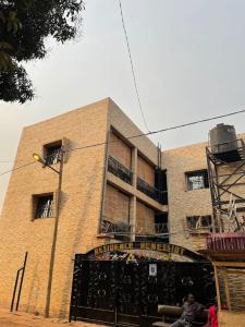 班基Appartement/Studio meublé a Bangui的前面有黑色门的砖砌建筑