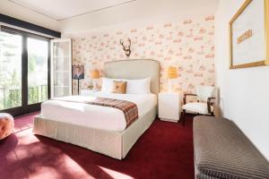 洛杉矶圣莫尼卡帕里豪斯酒店的卧室设有一张白色大床和一扇窗户。