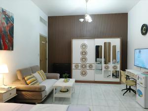 迪拜Jumeirah Beach Villa的客厅配有沙发和桌子