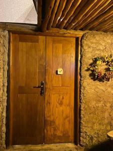 阿鲁沙Cottage in Arusha-Wanderful Escape的木门,上面有花圈