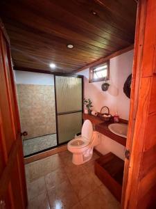 福尔图纳Cabañas SyC的一间带卫生间和水槽的浴室
