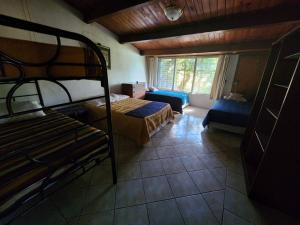 Cerro de OroCASA XOCOMIL的一间卧室设有两张双层床和一扇窗户。