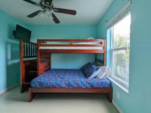 萨拉索塔Mint Home of Siesta Key's 3/2 & Serene Patio!的一间卧室配有双层床和吊扇