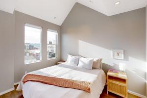 西雅图Luxury Ballard Townhome的一间卧室设有一张大床和一个窗户。