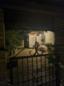 卢戈LA CASA DI GIM的铁门房子的入口