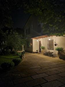 卢戈LA CASA DI GIM的一座带庭院和建筑的夜间房子