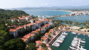 巴拉德纳维达Grand Isla Navidad Golf & Spa Resort with Marina的享有海港的空中景致,设有船只