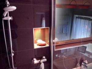 Freiroda莱比锡机场旅馆的带淋浴的浴室,内有纸杯蛋糕