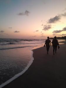AnkwandaAfiki的两人在日落时分在海滩上散步