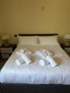 比萨Villa Fiore Luxury Pool & Garden的床上的两双白色袜子