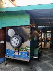 瓦尔迪维亚Kapai Hostel的一辆装有轮胎的食品车