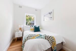 悉尼Little Manly 3 Bedroom Sanctuary的白色的卧室设有床和窗户