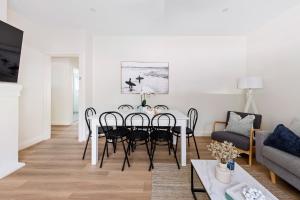 悉尼Little Manly 3 Bedroom Sanctuary的白色的客厅设有餐桌和椅子