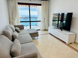 库拉海滩APARTMENT WITH OCEAN VIEW的带沙发和平面电视的客厅