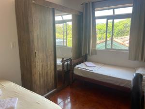 弗洛里亚诺波利斯Residencial Mizinho的小房间设有两张床和窗户