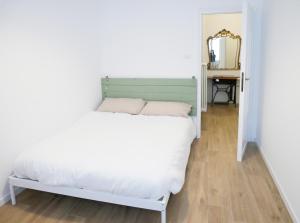 里米尼Anita Bnb Rimini的卧室配有白色的床和镜子