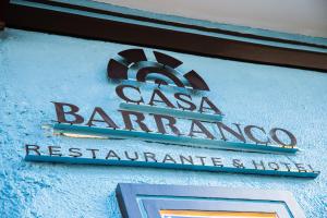 昆卡Hotel Casa del Barranco的大楼一侧餐厅标志
