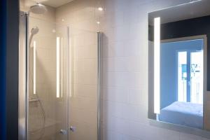 圣旺Best Western 11BAUER Paris Saint-Ouen的带淋浴的浴室和玻璃门