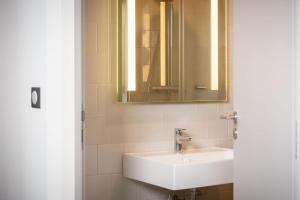 圣旺Best Western 11BAUER Paris Saint-Ouen的浴室设有白色水槽和镜子