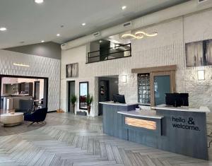 卡莱尔Best Western Carlisle South的酒店大堂,设有前台