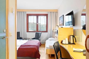 哥德堡Hotell Heden - BW Signature Collection的配有一张床和一张书桌的酒店客房
