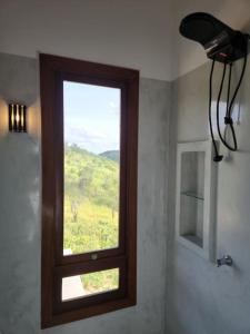 蒙蒂达斯加梅莱拉斯Chalé romântico, com vista panorâmica, para Casais的浴室的窗户享有田野美景