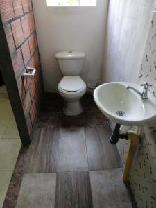 拉多拉达Casa lowcost relajación的一间带卫生间和水槽的浴室