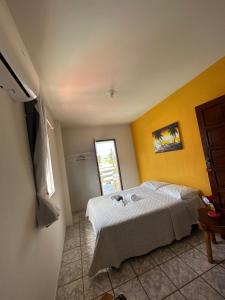 圣若泽-达科罗阿格兰迪Pousada D Italia的卧室配有白色的床和窗户。