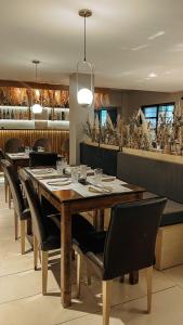 图努扬Hospedaje Los Ilustres的用餐室配有木桌和黑椅子