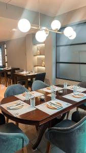 图努扬Hospedaje Los Ilustres的用餐室配有桌椅和灯