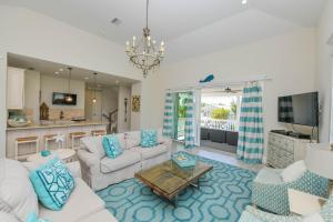 布雷登顿海滩Atlantis Beach House的客厅配有沙发和桌子