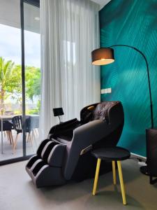 后川Villa 81 Sanctuary Hồ Tràm Resort, built on Jun 2023的客厅配有黑椅和灯