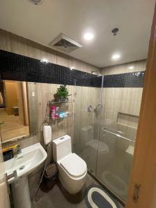 马尼拉BSA TWIN TOWER的浴室配有卫生间、盥洗盆和淋浴。