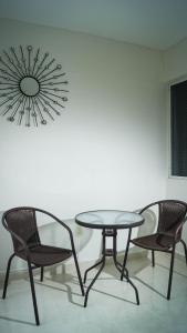 坎佩切马尔肯酒店的房间里的两张椅子和一张桌子