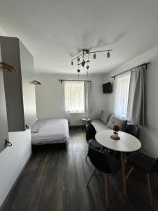 洛克特Apartmány u Kuželky的小房间设有床、桌子和沙发