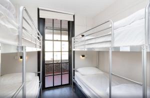 悉尼The Lansdowne Hotel的客房设有两张双层床和一扇窗户。